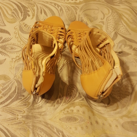 Sandals - Picture 1 of 4